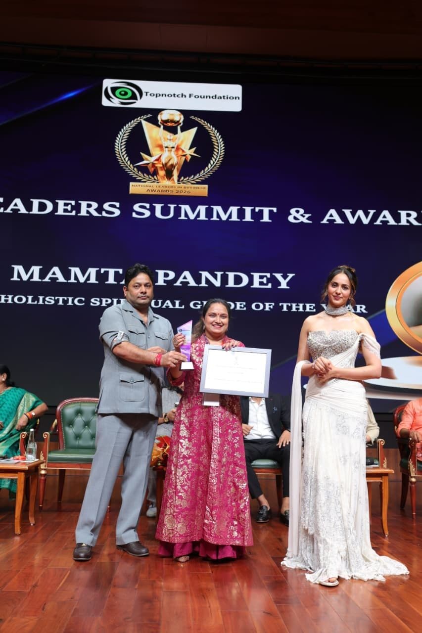 Mamta Pandey receiving the Best Astrologer & Holistic Spiritual Guide of the Year trophy and certificate on stage